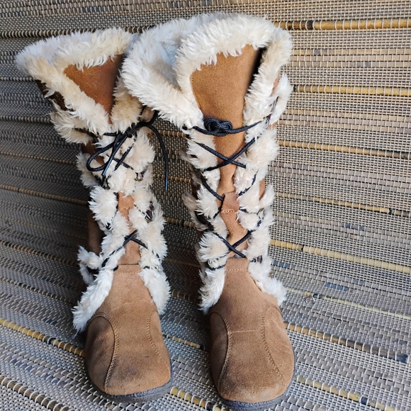 Ruff Hewn Women's Lace Up Fur Trim Boots - Picture 2 of 14